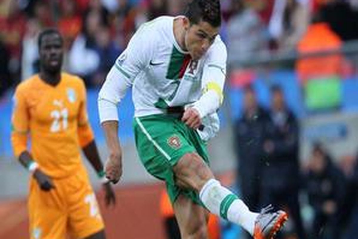 Cristiano Ronaldo melepaskan tendangan keras dari tengah lapangan. Bola membentur tiang sehingga dia gagal cetak gol bagi Portugal, saat lawan Pantai Gading di penyisihan Grup G Piala Dunia 2010, Selasa (15/6/10).