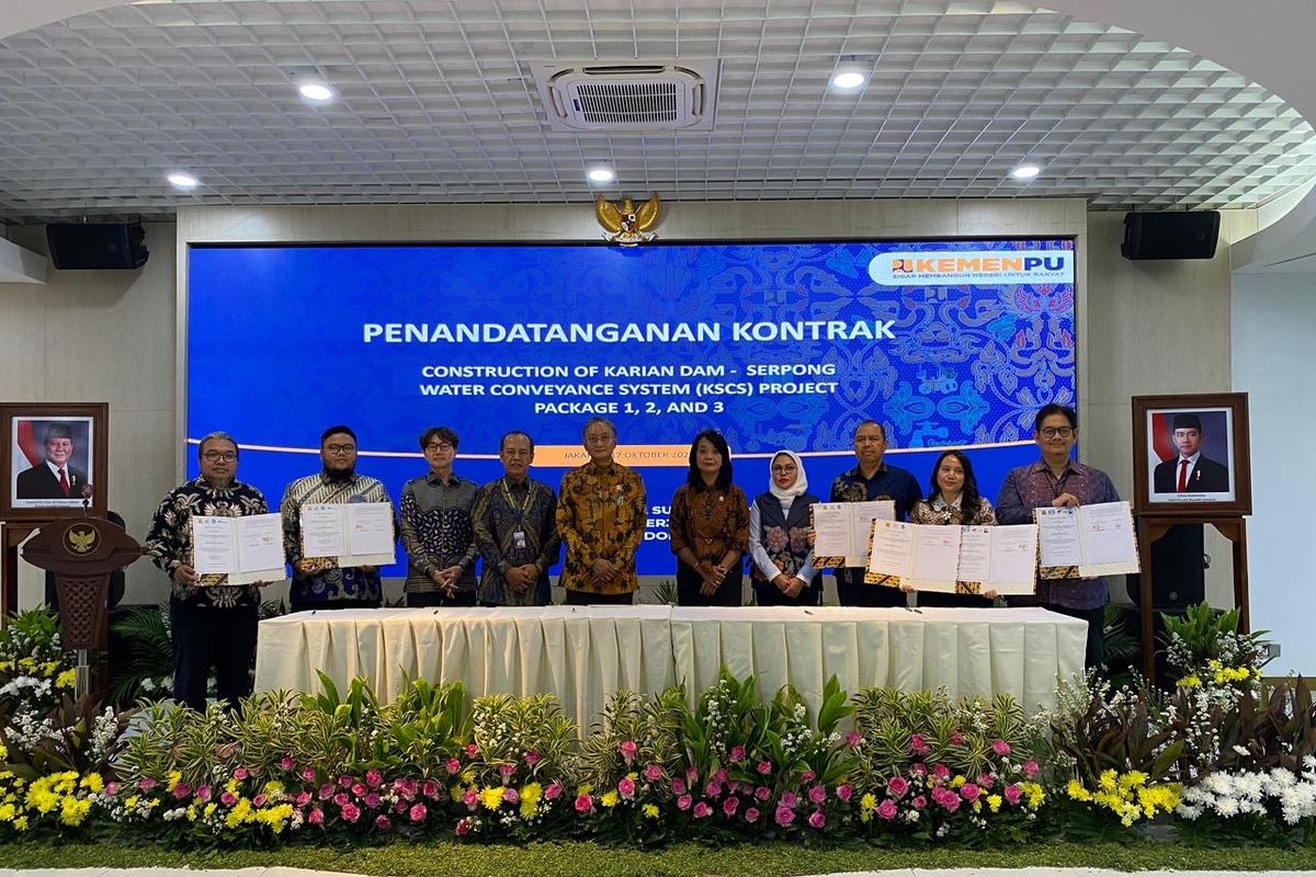 Kegiatan penandatanganan kontrak pekerjaan Sistem Pengaliran Air Baku Karian?Serpong (Karian?Serpong Water Conveyance System/KSCS) Paket 2 di Ruang Pendopo Sapta Taruna, Kementerian Pekerjaan Umum (PU).