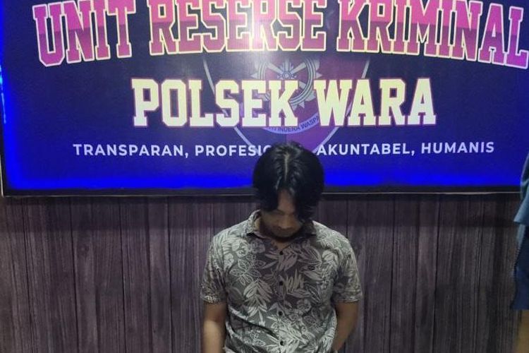 Briptu ASS (35) mantan personel Polri yang bertugas di Polsek Karossa, Polres Mamuju, Polda Sulawesi Barat, diamankan Kepolisian Sektor (Polsek) Wara, Kota Palopo, Sulawesi Selatan pada Rabu (11/5/2022) sore atas perbuatannya melakukan pencurian kendaraan bermotor