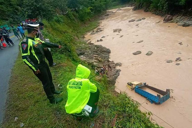 Anggota Satlantas Polres Pacitan olah tempat kejadian perkara di lokasi truk tercebur di aliran sungai Grindulu Pacitan, Jumat (17/12/2021).