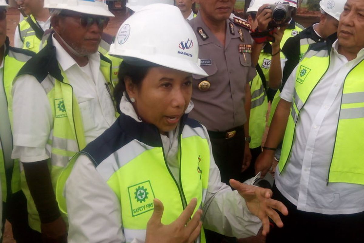 Menteri Badan Usaha Milik Negara (BUMN), Rini Soemarno (depan) meninjau ruas tol Terbanggi Besar-Pematang Panggang, Lampung, Kamis (31/1/2019).