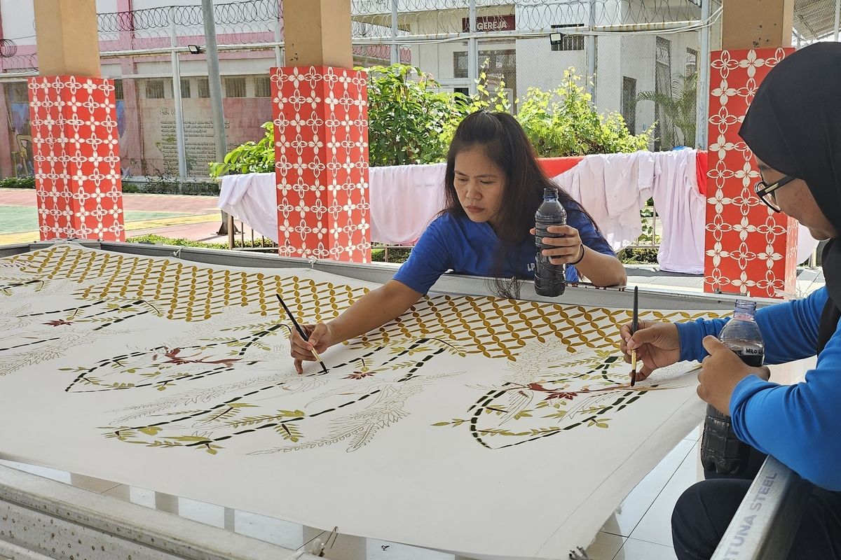 Mary Jane saat membatik LPP Kelas IIB Yogyakarta, di Wonosari, Gunungkidul