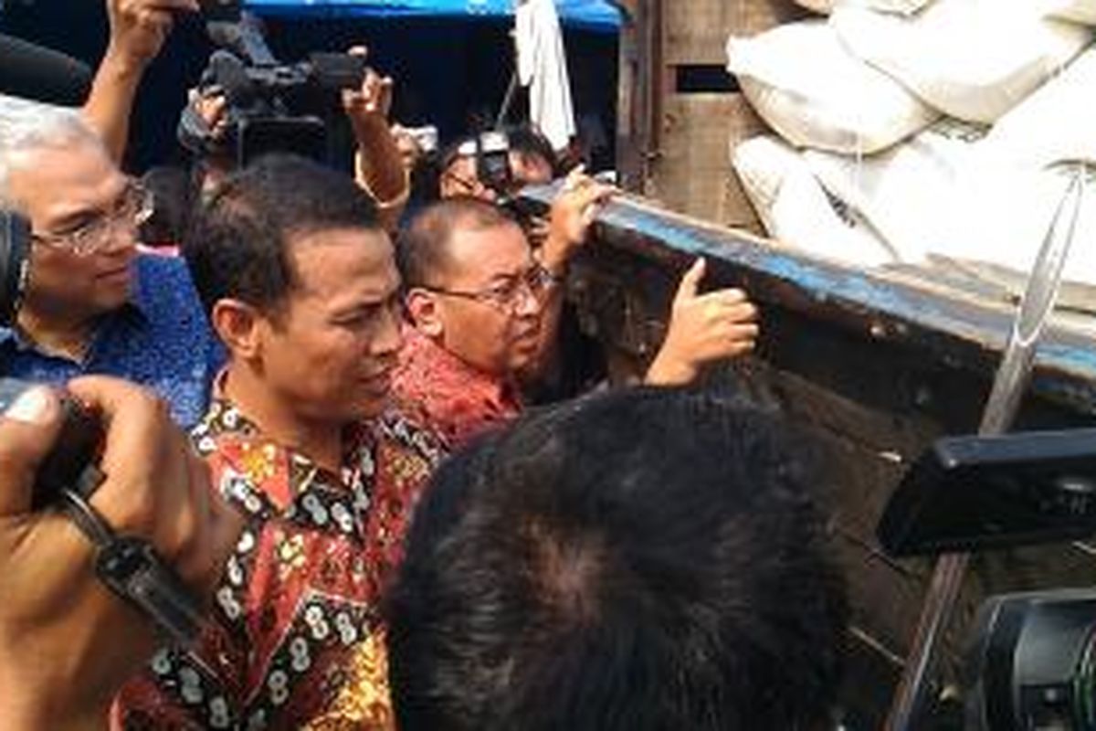 Menteri Pertanian, Amran Sulaiman saat melakukan Operasi Pasar di Pasar Induk Beras dan Palawija Cipinang Rabu (6/1/2016)