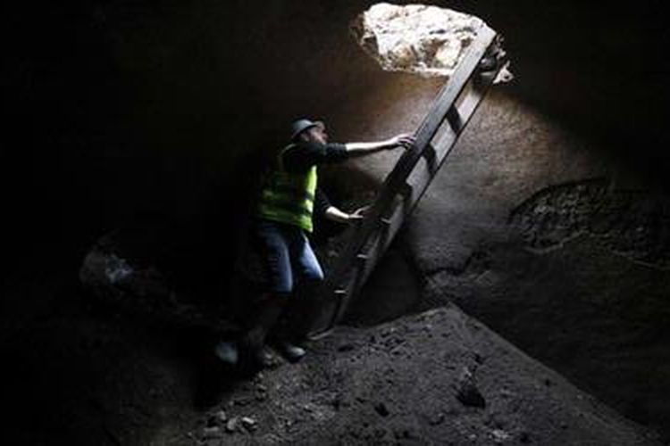 Seorang pekerja Otoritas Kepurbakalaan Israel memanjat tangga di situ penggalian arkeologi di Kota Lama Yerusalem.