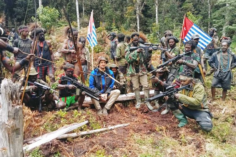 Foto terbaru Pilot Susi Air Philip Mark Merthens )jaket hitam) yang sedang disanderaa KKB pimpinan Egianus Kogoya