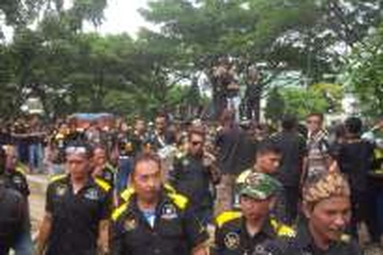 Seratusan orang yang merupakan gabungan dari Budayawan Sunda dan masyarakat Sunda melakukan aksi unjuk rasa di depan Markas Polda Jawa Barat, Jalan Soekarno-Hatta, Kota Bandung, Rabu (11/1/2017).