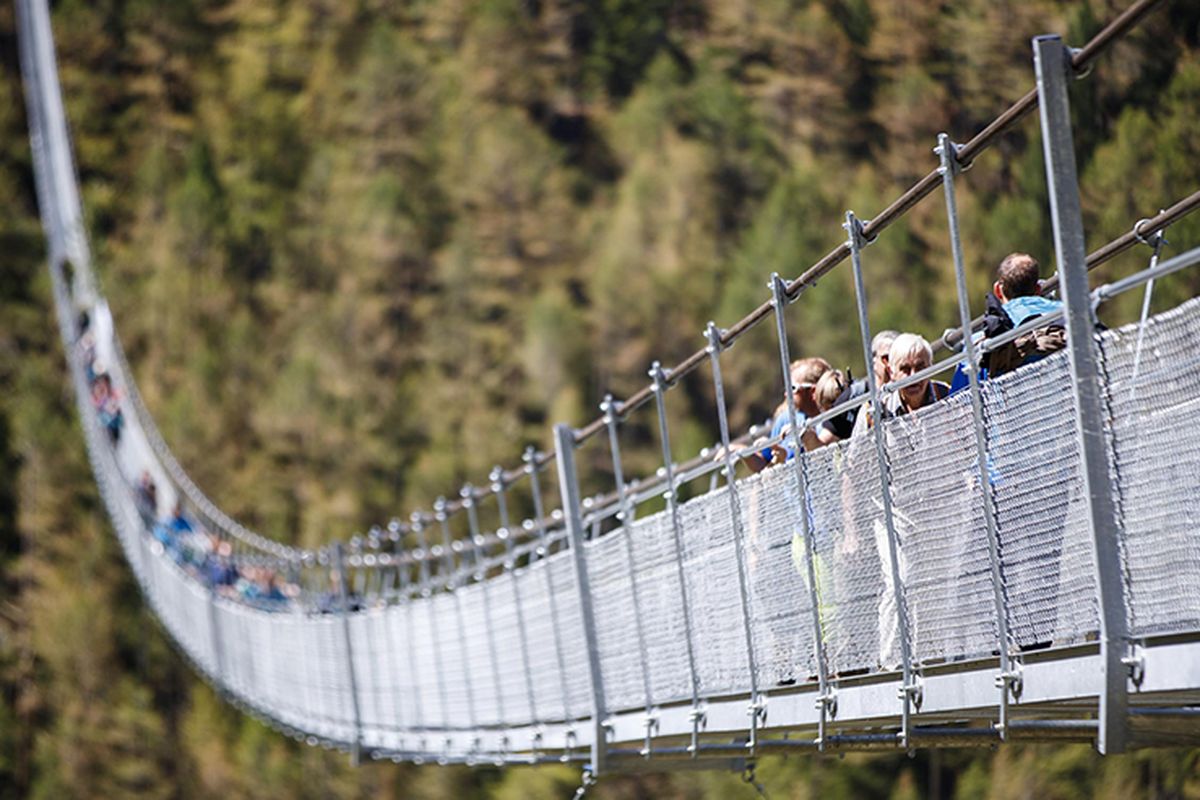 Jembatan Gantung Charles Kuonen di Pegunungan Alpen, Swiss.