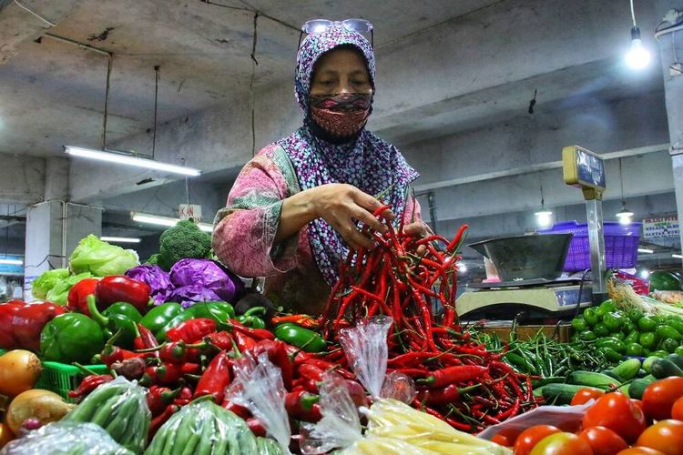 Baik petani cabai dan pedagang bumbu dapur di Kabupaten Bandung mengeluhkan adanya berbagai faktor yang menyebabkan hargai cabai masih tinggi dan minimnya pasokan.