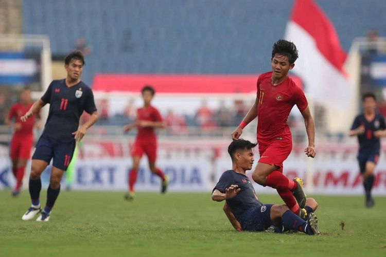Firza Andika dijegal bek lawan pada laga Timnas U-23 Indonesia vs Thailand dalam babak kualifikasi Piala Asia U-23 2020 di Stadion My Dinh, 22 Maret 2019. 