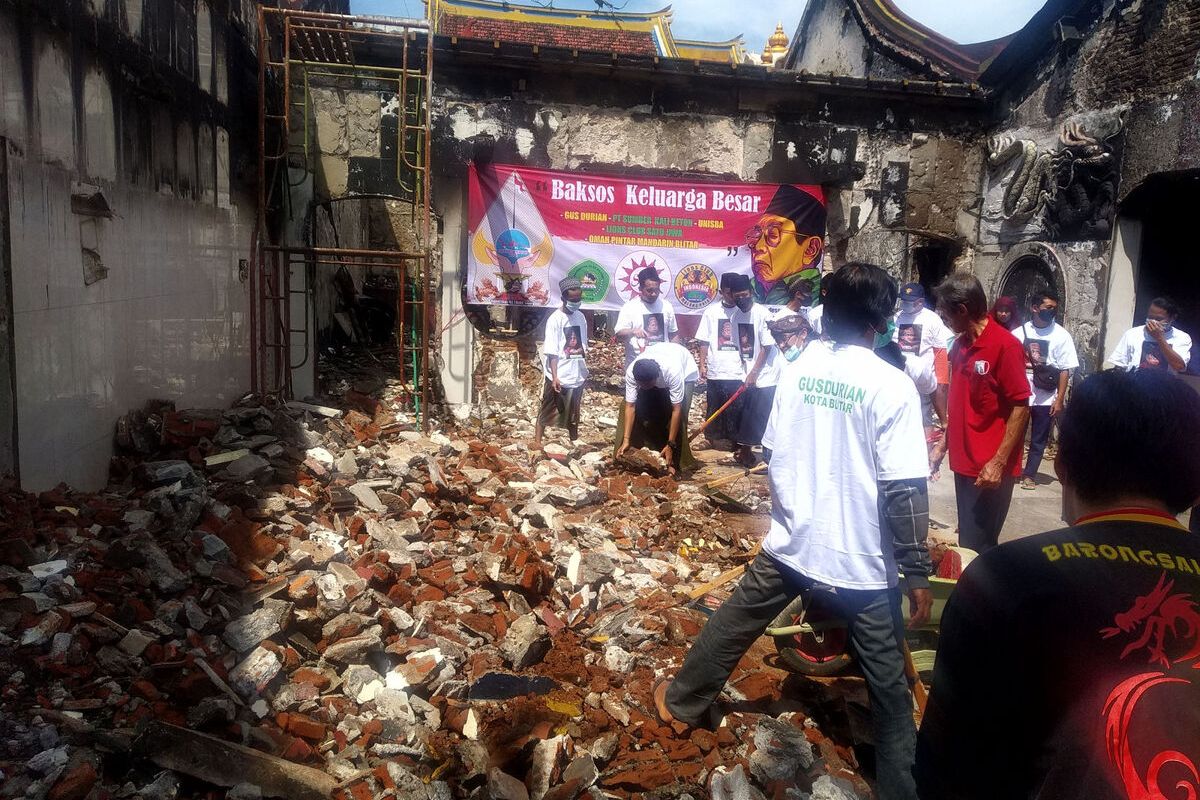 Komunitas Gusdurian Kota Blitar dan sejumlah kelompok masyarakat lintas agama melakukan kerja bakti pembersihan kelenteng Poo An Kiong di Kota Blitar dari sisa reruntuhan kebakaran, Minggu (19/12/2021)