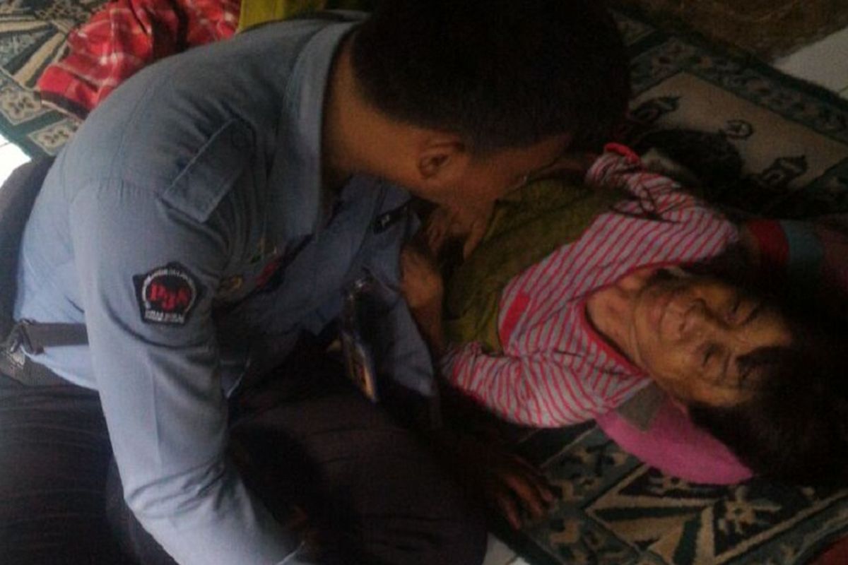 Petugas Sudinsos Jakarta Timur membantu Nenek Elli yang telantar di Cawang, Jakarta Timur, Senin (22/1/2018). 