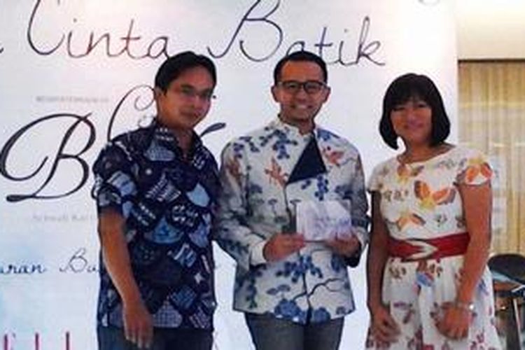 Untuk melestarikan budaya batik, Iwet Ramadhan meluncurkan sebuah buku berjudul Cerita Batik.