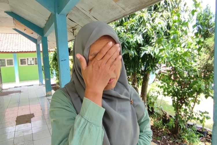 Evi Sukaesih, Guru IPA SMPN 2 Greged Kabupaten Cirebon Jawa Barat menceritakan detik detik atap dua ruang ambruk dan menimpa para siswa yang sedang belajar. Dia tak kuasa menahan sedih saat mendengar siswa siswi menjerit histeris.