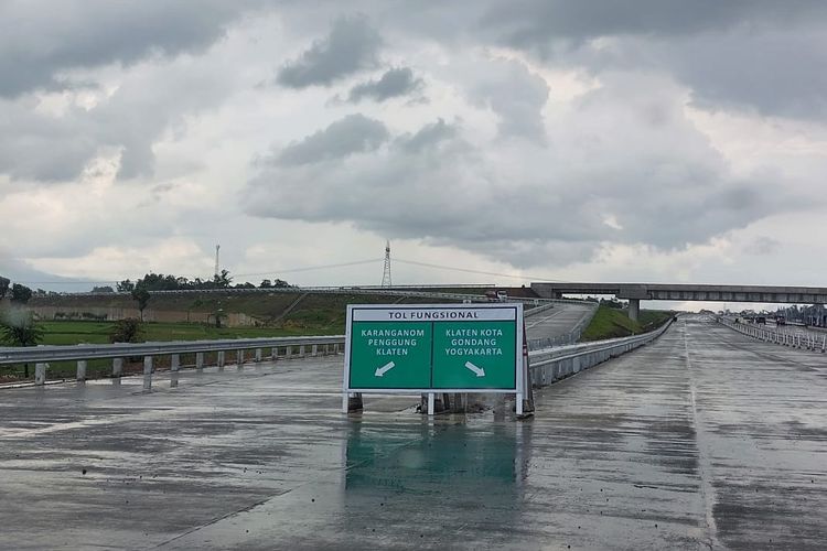 Ilustrasi jalan tol setelah hujan