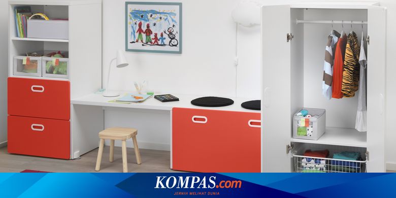 anak dengan rak penyimpanan berwarna cerah