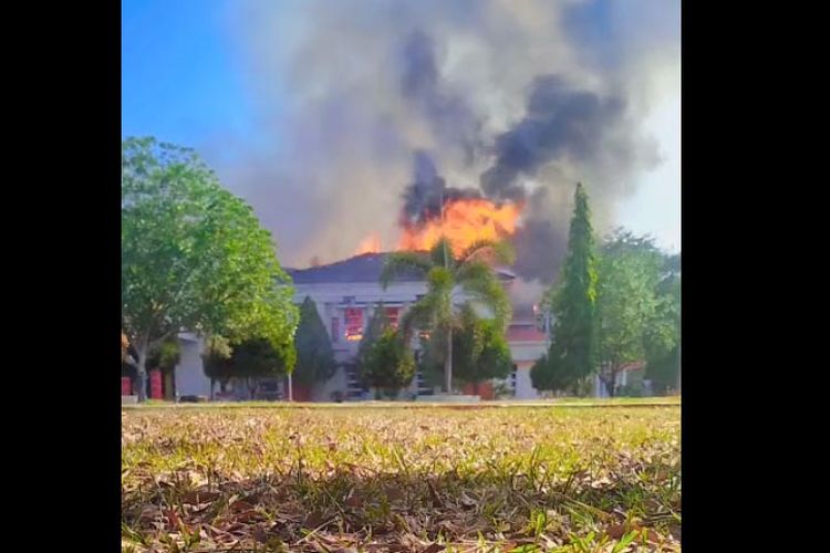 Kantor Bupati Pohuwato terbakar setelah ribuan orang menggelar unjuk rasa. Para demonstran ini meluapkan ketidakpuasan atas penanganan masalah pertambangan setelah sebuah perusahaan masuk di daerah ini.