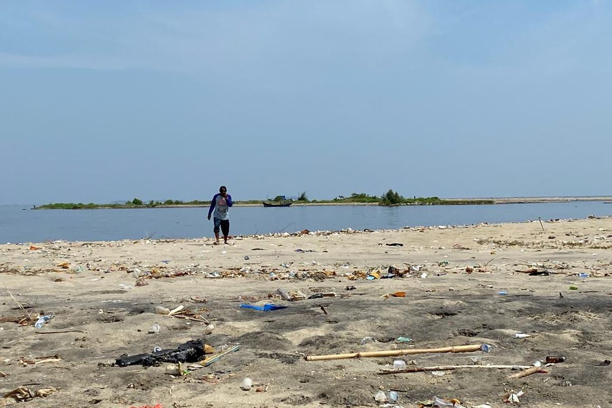 Kondisi kawasan hasil reklamasi Pulau G saat dikunjungi pada Senin (26/9/2022). Apabila nanti pembangunan sudah rampung dilakukan, nelayan di Pelabuhan Muara Angke, Jakarta Utara meminta agar diprioritaskan supaya bisa menempati pulau tersebut. 