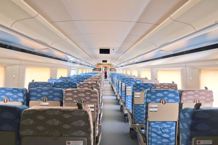 Tampilan kursi Premium Economy pada Kereta Penumpang KCJB.