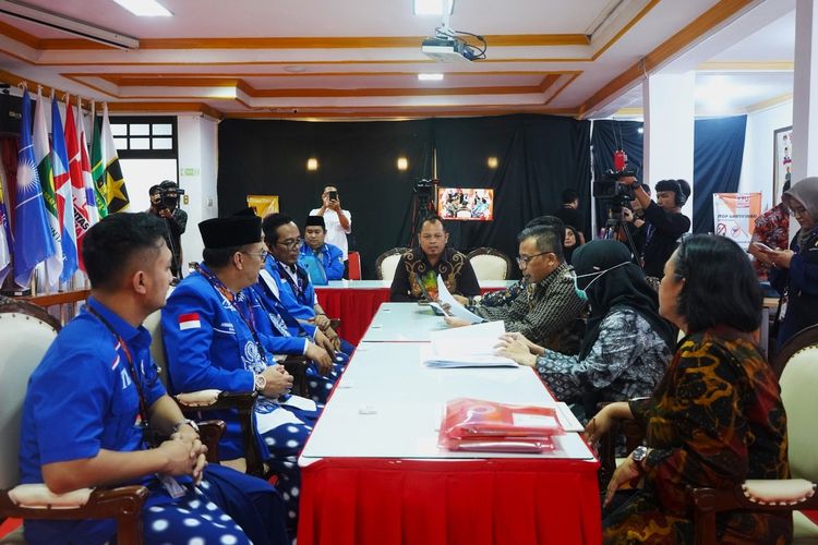 Pengurus PAN daftarkan bacaleg DPRD Jatim ke KPU Jatim, Jumat (12/5/2023).