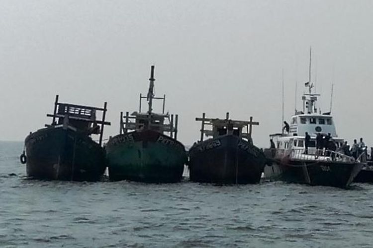 Tiga kapal berbendera Malaysia yang melakukan ilegal fishing sesaat sebelum diledakkan di perairan Langsa, Aceh, Selasa (5/4/2016)