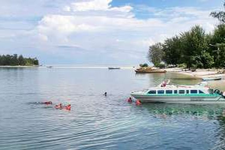 Jembatan pasir putih sepanjang kurang lebih 500 meter menghubungkan Pulau Dodola Besar dan Pulau Dodola Kecil di Morotai, Maluku Utara. Keindahan alam dan wisata sejarah, terutama peninggalan Perang Dunia II, menjadi daya tarik utama di kawasan yang terletak di bibir Pasifik ini.