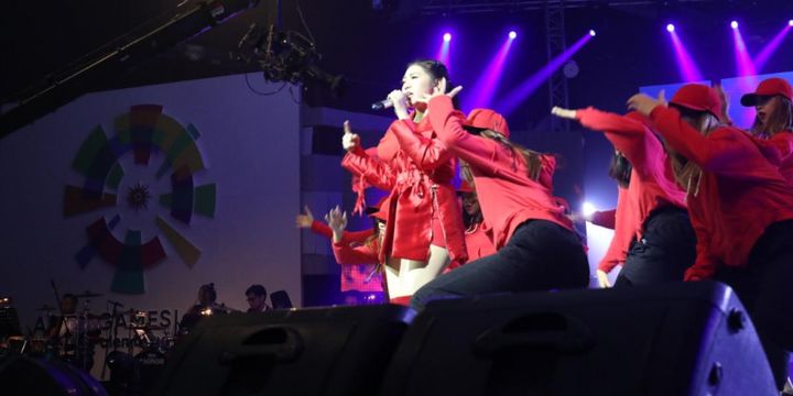 Penyanyi dangdut Via Vallen saat membawakan lagu resmi Asian Games 2018 berjudul Meraih Bintang, di Studio TVRI, Jakarta, Sabtu (30/6/2018).