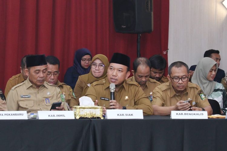 Wakil Bupati (Wabup) Siak Husni Merza saat menghadiri pertemuan bersama tim Badan Anggaran (Banggar) DPR RI dan Pemerintah Provinsi, Pemerintah Kabupaten/Kota se-Provinsi Riau di Balai Serindit Aula Gubernuran Pekanbaru, Selasa (26/3/2024).