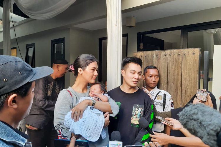 Baim Wong bersama Paula Verhoeven dan anak mereka Kiano Tiger Wong usai mengunjungi rumah Bunga Citra Lestari di kawasan Pejaten Barat, Jakarta Selatan, Kamis (20/2/2020).