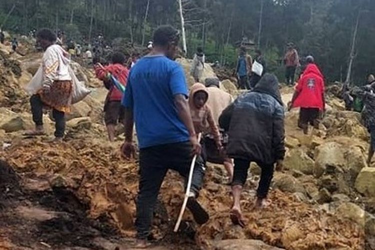 Warga sedang berupaya mencari korban tanah longsor di Papua Nugini.