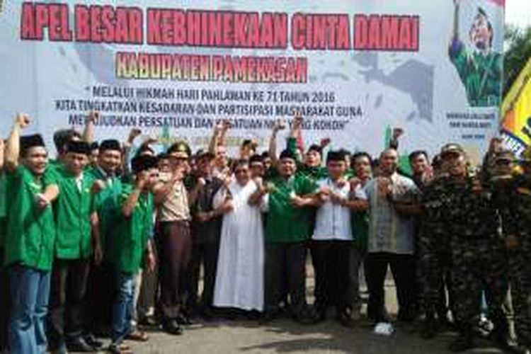 Apel Kebhinnekaan di Pamekasan bersama ratusan warga Pamekasan dan pejabat yang diikuti penandatanganan dukungan NKRI Harga Mati.