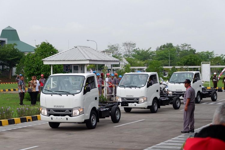 PT Isuzu Astra Motor Indonesia melakukan ekspor perdana dari model Traga, Karawang, Kamis (12/12/2019).