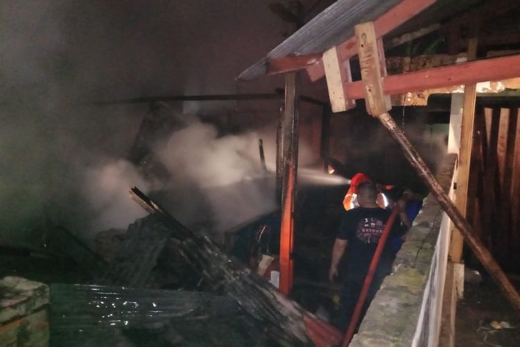Armada Dinas Damkar Kota Makassar saat memadamkan kebakaran yang terjadi di Jalan Dirgantara, Kecamatan Panakukang, Makassar, Sulawesi Selatan, Senin (6/5/2019). 