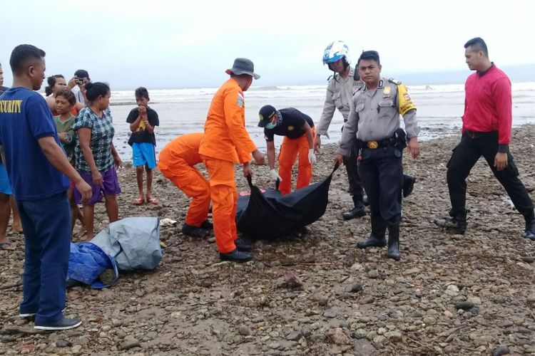 Tim SAR Kupang bersama polisi sedang mengevakuasi jenazah suami istri yang terseret arus sungai di Kecamatan Kupang Tengah, Kabupaten Kupang, NTT, Jumat (19/1/2018).