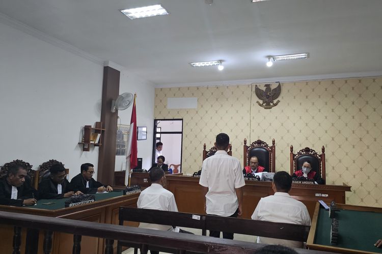 Sidang pembacaan putusan oleh majelis hakim Pengadilan Negeri Kupang terhadap tiga terdakwa kasus korupsi pembangunan talud penahan longsor Kali Belo Desa Gekeng Deran, Kecamatan Tanjung Bunga, Kabupaten Flores Timur, pada Senin (24/3/2024).
