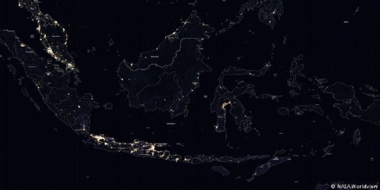 Citra satelit malam hari Indonesia yang dirilis NASA, lembaga luar angkasa AS, memperlihatkan Nusantara yang gelap gulita.