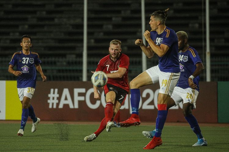 Pemain Bali United, Melvin Platje, saat melesatkan tembakan ke arah gawang Svay Rieng FC