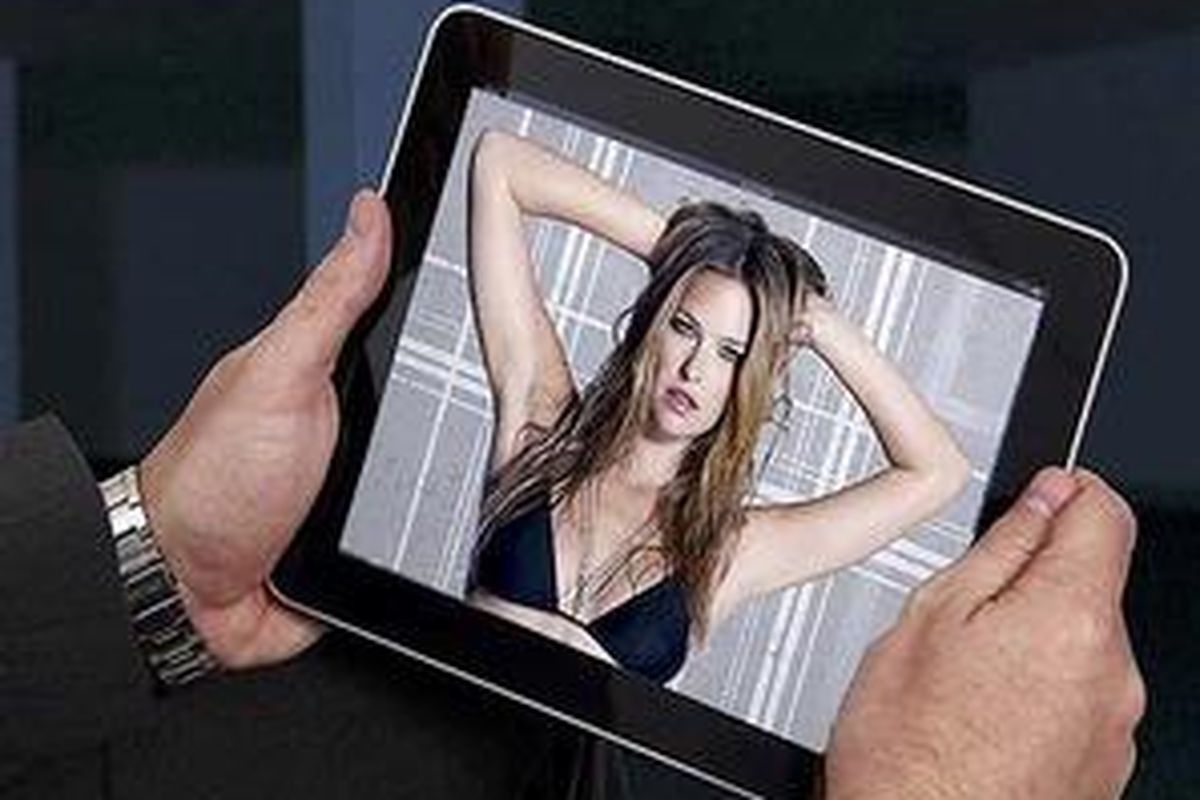 Israeli supermodel Bar Refaeli has some iPad problems.  