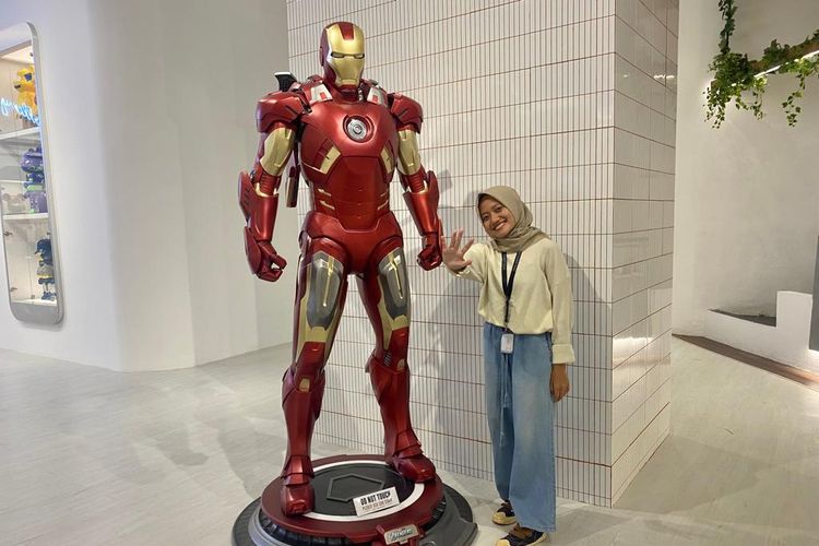 Spot foto di sebelah patung Iron Man di Statue 4 Heroes Gallery di Lotte Mall, Kuningan, Jakarta Selatan. 