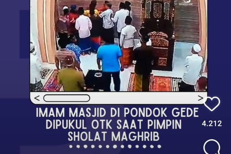 Tangkapan layar video imam masjid dianiaya jemaah di Pondok Gede, Bekasi.