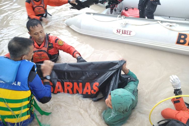 Evakuasi korban tewas di kolam bekas tambang timah tanpa rambu di Mengkubang, Belitung.