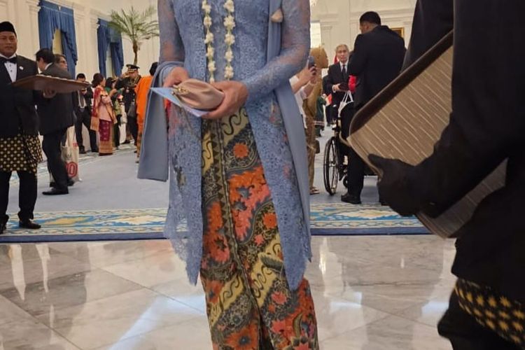 Putri Presiden pertama RI, Ir. Soekarno, Kartika Soekarno atau Kartika Sari Dewi mengenakan busana dengan sentuhan elegan yang memadukan kebaya dan kain batik saat menghadiri upacara HUT Ke-80 RI di Istana Merdeka, Jakarta Pusat, pada Minggu (17/8/2025).