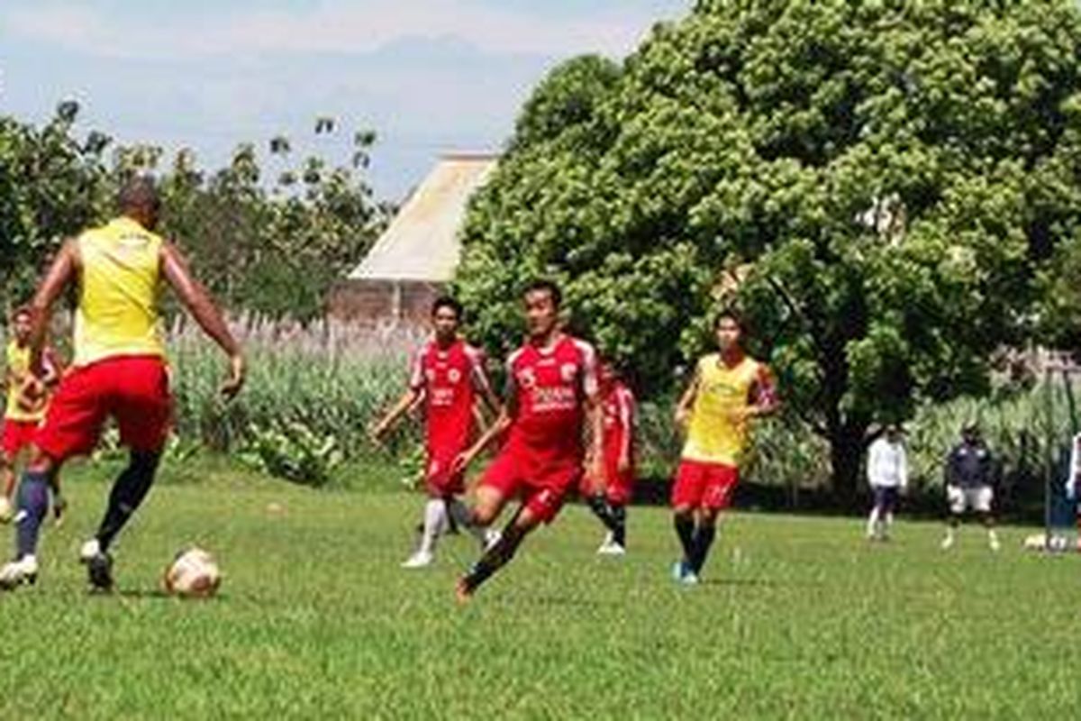 Saat Arema Indonesia latihan di Lapangan Lanud Abdurrahman Saleh, Kabupaten Malang, Jumat (6/5/2011).