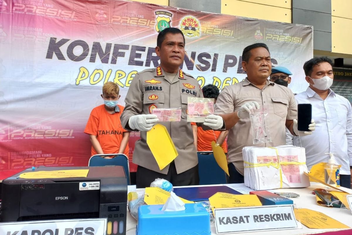 Kepolisian Resor (Polres) Metro Depok menggelar konfrensi pers atas kasus pembuatan dan peredaran uang palsu di Mapolrestro Depok pada Kamis (28/7/2022). Tiga pelaku ditangkap, satu diantaranya merupakan residivis. 