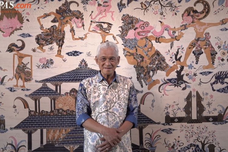 Seniman batik asal Desa Trusmi, Cirebon, Katura.