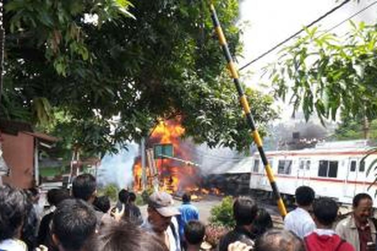 KRL Serpong-Tanah Abang menabrak truk tangki di Ulujami, Jakarta Selatan, Senin (9/12/2013).