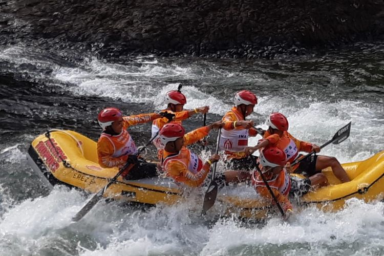 Tim arung jeram Indonesia.