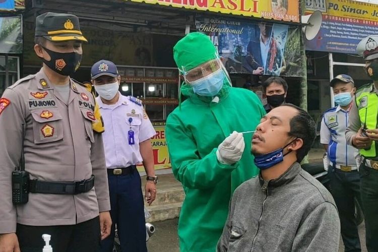 Petugas Kepolisian Resor Purbalingga menggelar rapid tes antigen gratis bagi para penumpang bus di Terminal Purbalingga dan Bobotsari, Selasa (18/5/2021).