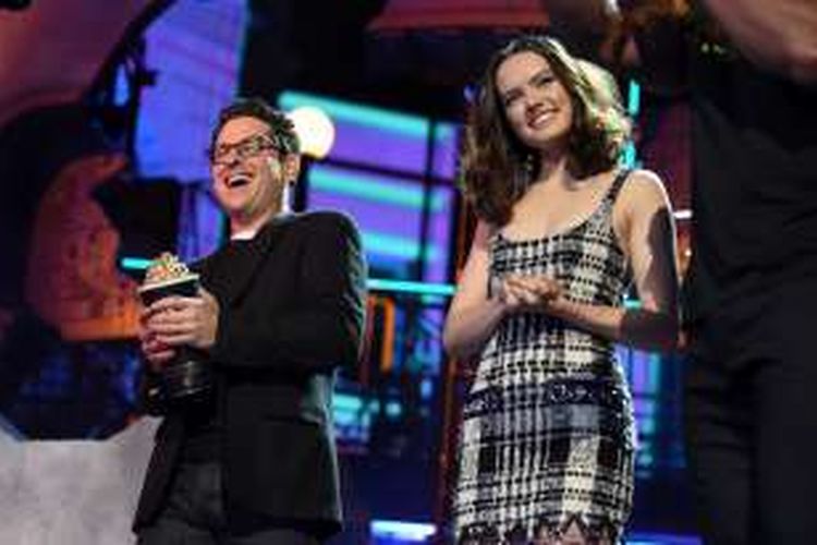 Sutradara JJ Abrams dan aktris Daisy Ridley mendapat Golden Popcorn sebagai Movie of the Year dalam ajang MTV Movie Awards 2016 yang digelar di Warner Bros Studios di Burbank, California, Sabtu (9/4/2016).