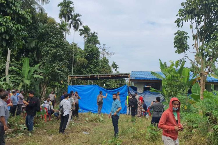 Kepolisian Daerah Sumatera Utara (Polda Sumut) membongkar dua kuburan diduga korban penganiayaan di kerangkeng milik Bupati Langkat, Terbit Rencana Perangin-angin, Sabtu (12/2/2022).