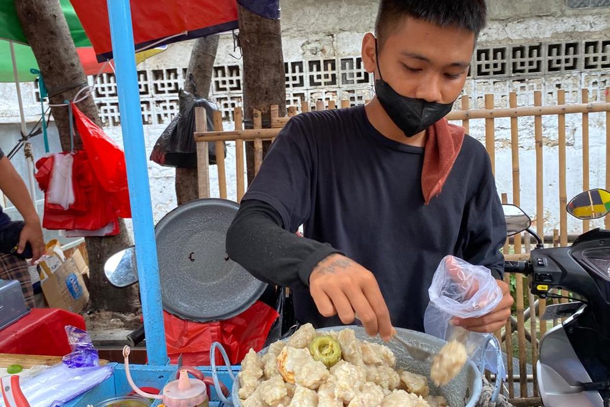 Dika, penjual siomai babi di Pasar Petak Sembilan, Pecinan, Glodok, Jakarta Barat, Rabu (18/1/2023). Menjelang Imlek 2023 pembeli ramai memburu makanan ini. 